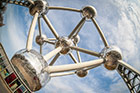 Bruksela. Konstrukcja Atomium widziana z dołu. - foto: wnieznane.pl