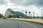 Gibraltar. Dojazd do granicy hiszpańsko-gibraltarskiej. W tle Upper Rock. - foto: wnieznane.pl