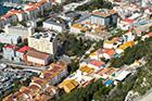 Gibraltar. Część z budynków mieszkalnych i hoteli na Gibraltarze posiada niewielkie baseny. - foto: wnieznane.pl Gibraltar. Część z budynków mieszkalnych i hoteli na Gibraltarze posiada niewielkie baseny. - foto: wnieznane.pl