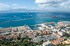 Gibraltar. Widok z Upper Rock na położone w dole miasto, Zatokę Gibraltarską i Algeciras, położone po drugiej jej stronie. - foto: wnieznane.pl