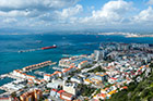 Gibraltar. Wody Zatoki Gibraltarskiej przybierają w słońcu piękny kolor. Na pierwszym planie Gibraltar. - foto: wnieznane.pl