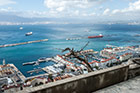 Gibraltar. Apes Den - miejsce, w którym lubią przebywać małpy jest również doskonałym punktem widokowym na położone w dole miasto i Zatokę Gibraltarską. - foto: wnieznane.pl