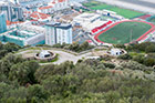 Gibraltar. Baterie na Upper Rock. W dole nowoczesne budynki w Gibraltarze. - foto: wnieznane.pl