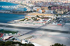 Gibraltar. Granica z Hiszpanią i gibraltarskie lotnisko widziane z Upper Rock. - foto: wnieznane.pl