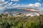Gibraltar. Z Upper Rock roztacza się wspaniały widok na fragment Hiszpanii. - foto: wnieznane.pl