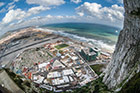 Gibraltar. Widok z Upper Rock na Morze Śródziemne, bazę wojskową, lotnisko oraz hiszpańskie miasto La Linea. - foto: wnieznane.pl