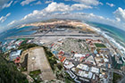 Gibraltar. Widok z Upper Rock na Morze Śródziemne, bazę wojskową, lotnisko, Zatokę Gibraltarską oraz hiszpańskie miasto La Linea. - foto: wnieznane.pl