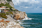 Gibraltar. Fale rozbijają się o klif przy Europa Point. - foto: wnieznane.pl