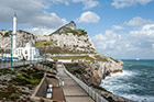 Gibraltar. Widok z Europa Point na Morze Śródziemne i Upper Rock. Z lewej biała bryła Meczetu Ibrahima al-Ibrahima. - foto: wnieznane.pl