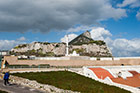 Gibraltar. Widok z Europa Point na Upper Rock i Meczet Ibrahima al-Ibrahima. - foto: wnieznane.pl