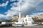 Gibraltar. Meczet Ibrahima al-Ibrahima na tle Upper Rock. - foto: wnieznane.pl Gibraltar. Meczet Ibrahima al-Ibrahima na tle Upper Rock. - foto: wnieznane.pl