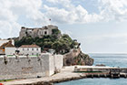 Gibraltar. Fragmenty Rosia Battery - XX-wiecznych baterii artyleryjskich znajdujących się przy Rosia Bay. Za nimi jest plaża Camp Bay. - foto: wnieznane.pl