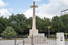 Gibraltar. Pomnik Cross of Sacrifice (Krzyż Poświęcenia, Krzyż Ofiar). Za nim znajduje się Gibraltar Memorial - miejsce pamięci. Upamiętnia 91 lotników i żołnierzy, którzy zginęli w latach 1939/45 i zostali pochowani w morzu.  - foto: wnieznane.pl