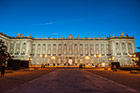 Madryt. Pałac królewski (Palacio Real) po zachodzie słońca. - foto: wnieznane.pl
