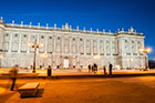 Madryt. Pałac królewski (Palacio Real) po zachodzie słońca. - foto: wnieznane.pl