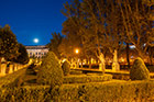 Madryt. Plaza de Oriente po zmroku. - foto: wnieznane.pl