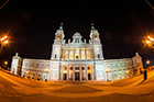 Madryt. Oświetlona nocą Catedral de la Almudena. - foto: wnieznane.pl Madryt. Oświetlona nocą Catedral de la Almudena. - foto: wnieznane.pl