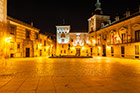 Madryt. Zupełnie pusty wieczorem placyk Plaza de la Villa. - foto: wnieznane.pl