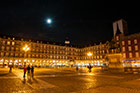 Madryt. Księżyc oświetla Plaza Mayor. - foto: wnieznane.pl