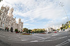 Madryt. Jeden z najbardziej rozpoznawalnych placów w mieście - Plaza de Cibeles. - foto: wnieznane.pl
