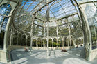 Madryt. W Parku Retiro zobaczyć można budynek ze szkła, Palacio de Cristal. - foto: wnieznane.pl