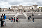 Madryt. Pałac królewski (Palacio Real) z zewnątrz. - foto: wnieznane.pl