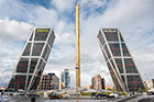 Madryt. Dwa biurowce, Puerta de Europa i Obelisk de la Caja na Plaza de Castilla. - foto: wnieznane.pl