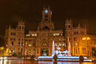 Madryt. Plaza de Cibeles nocą. Na środku Fuente de Cibeles, w tle - Palacio de Comunicaciones. - foto: wnieznane.pl