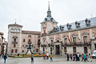 Madryt. Mały, ale ładny, zabytkowy placyk Plaza de la Villa. - foto: wnieznane.pl