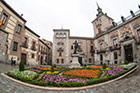 Madryt. Mały, ale ładny, zabytkowy placyk Plaza de la Villa. - foto: wnieznane.pl