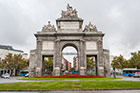 Madryt. Jedna z dawnych bram wjazdowych do miasta - Puerta de Toledo. - foto: wnieznane.pl