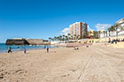 Kadyks. Najpopularniejsza plaża w mieście - Playa de la Caleta. W tle Castillo de Santa Catalina. - foto: wnieznane.pl