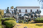 Jerez de la Frontera. Pomnik i fontanna przy Plaza del Mamelon. - foto: wnieznane.pl