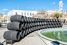 Jerez de la Frontera. Beczki przy Plaza del Mamelon przypominają o winiarskich tradycjach miasta. - foto: wnieznane.pl