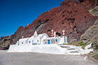 Santorini. Cykladzki kościółek niedaleko Czerwonej Plaży. - foto: wnieznane.pl