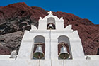 Santorini. Wyspiarska dzwonnica białego kościółka niedaleko Czerwonej Plaży. - foto: wnieznane.pl