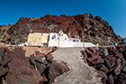 Santorini. Cykladzki kościółek niedaleko Czerwonej Plaży. - foto: wnieznane.pl