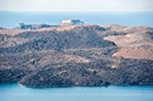 Santorini. Widok na wyspę Nea Kameni z kraterem wulkanu. - foto: wnieznane.pl