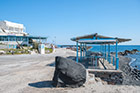 Santorini. Tawerna obok plaży Vlychada. Kawałek dalej znajduje się port. - foto: wnieznane.pl