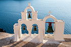 Santorini. Charakterystyczne greckie dzwonnice w Oi. - foto: wnieznane.pl