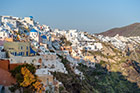 Santorini, Oia. Popołudniowe słońce rozświetla kalderę. - foto: wnieznane.pl