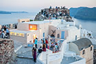 Santorini. Zachód słońca w Oi przyciąga tłumy. - foto: wnieznane.pl