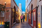 Santorini. Wieczorny spacer po uliczkach Oi. - foto: wnieznane.pl
