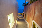 Santorini. Malownicze alejki Oi. - foto: wnieznane.pl