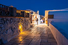 Santorini. Główna alejka Oi po zmroku. - foto: wnieznane.pl