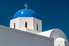Santorini. Biały kościół z błękitną kopułą w Imerovigli. - foto: wnieznane.pl
