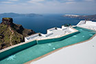 Santorini. Hotelowy basen w Imerovigli z widokiem na kalderę. - foto: wnieznane.pl