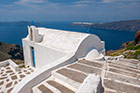 Santorini. Kaplica Panagia Theoskepasti to charakterystyczny punkt drogi do skały Skaros w Imerovigli. - foto: wnieznane.pl