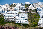 Santorini. Zabudowa w Imerovigli różni się trochę od tej w Oi i Firze. - foto: wnieznane.pl