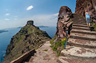 Santorini, Imerovigli. Do skały Skaros prowadzą szerokie betonowe schody. - foto: wnieznane.pl
